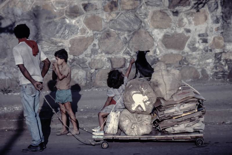 1986, Bogotá, Papiersammeln bringt etwas Geld ein.