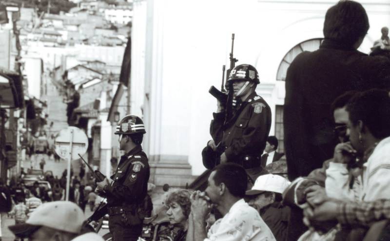 1997, Polizeipräsenz auf dem Plaza de Bolívar de Bogotá.