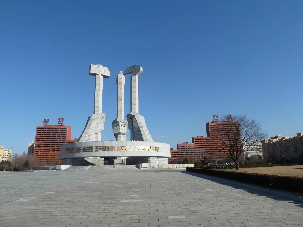 2016, Pjöngjang, Monument zur Gründung der Partei der Arbeit Koreas (1945). Der Hammer steht für die Arbeiterklasse, die Sichel für die Bauern und der Pinsel für die Intellektuellen.
