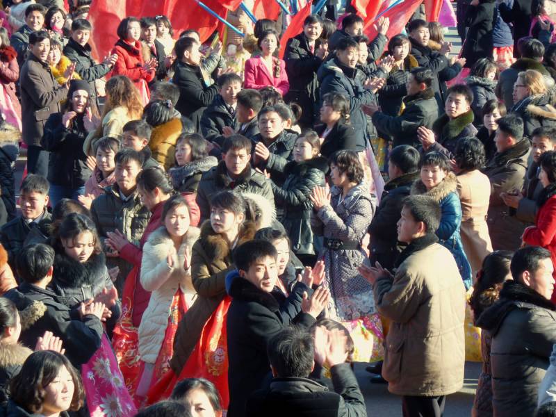 2016, Kim ist am 16.2.42 geboren. Tausende feiern in Pjöngjang den Geburtstag des verstorbenen Kim Jong-Il.