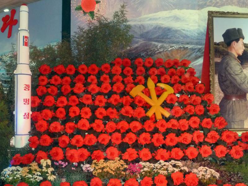 2016, gefeiert wird mit vielen Blumen, die sogar speziell gezüchtet wurden (Kimilsungia und Kimjongilia), Raketen und militärischen Equipment.