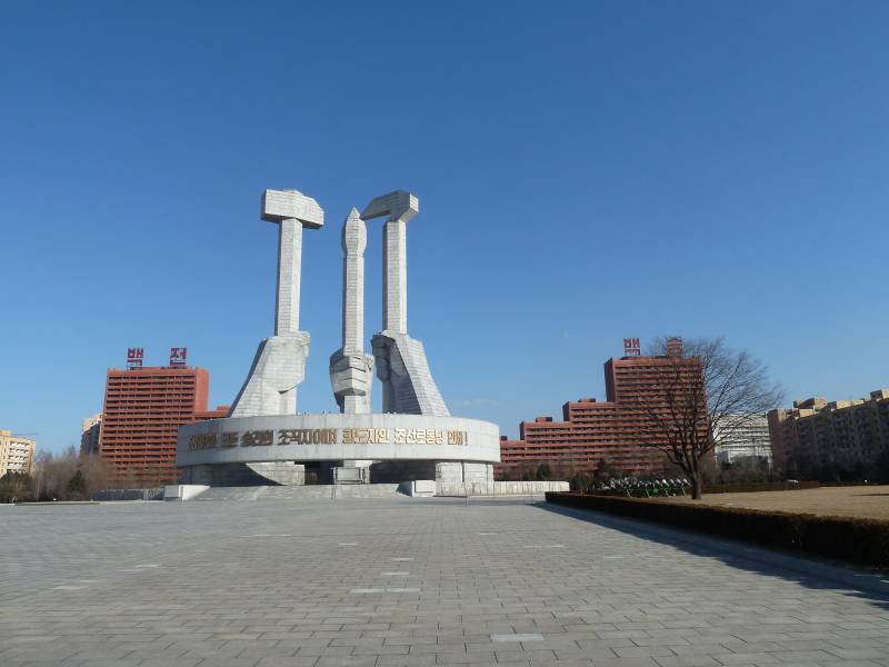 2016, Pjöngjang, Monument zur Gründung der Partei der Arbeit Koreas (1945). Der Hammer steht für die Arbeiterklasse, die Sichel für die Bauern und der Pinsel für die Intellektuellen.