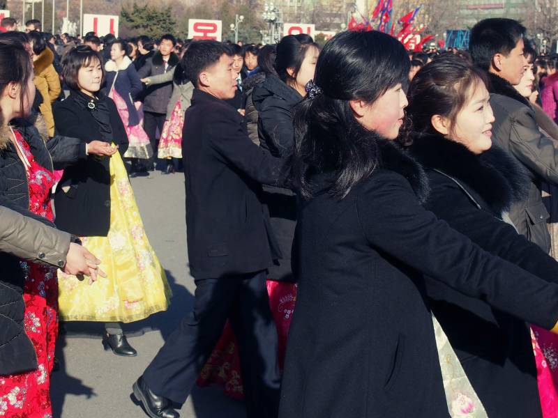 2016, Geburtstagsparty für den verstorbenen Kim Jong-Il, auf allen grossen Plätzen Pjöngjangs wird gefeiert.