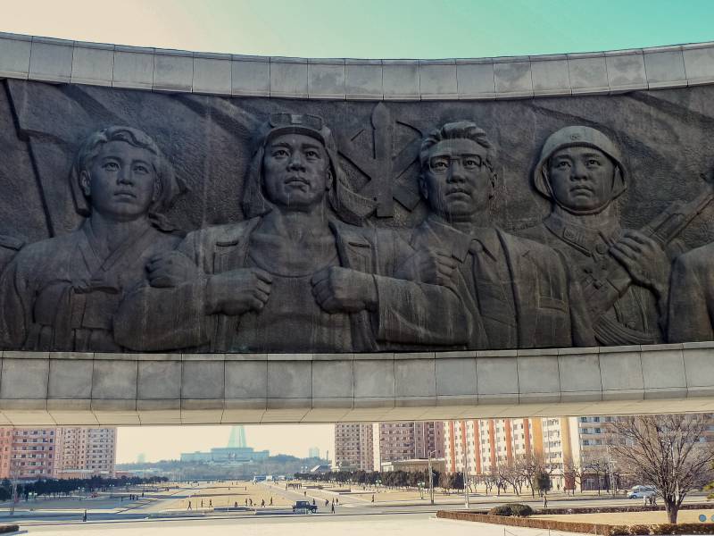 2016, Pjöngjang, Auf dem Relief des Parteidenkmals werden verschiedene Personen, darunter ein Arbeiter, ein Landwirt, ein Akademiker, ein Soldat und ein Student, geschlossen vor der Parteiflagge, gezeigt.