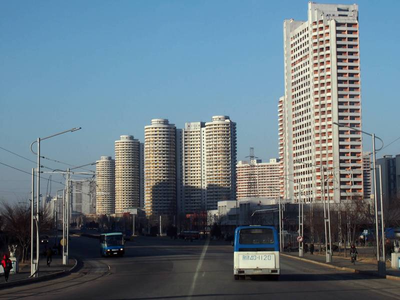 2016, auf Pjöngjang’s Strassen sieht man vorwiegend Busse.