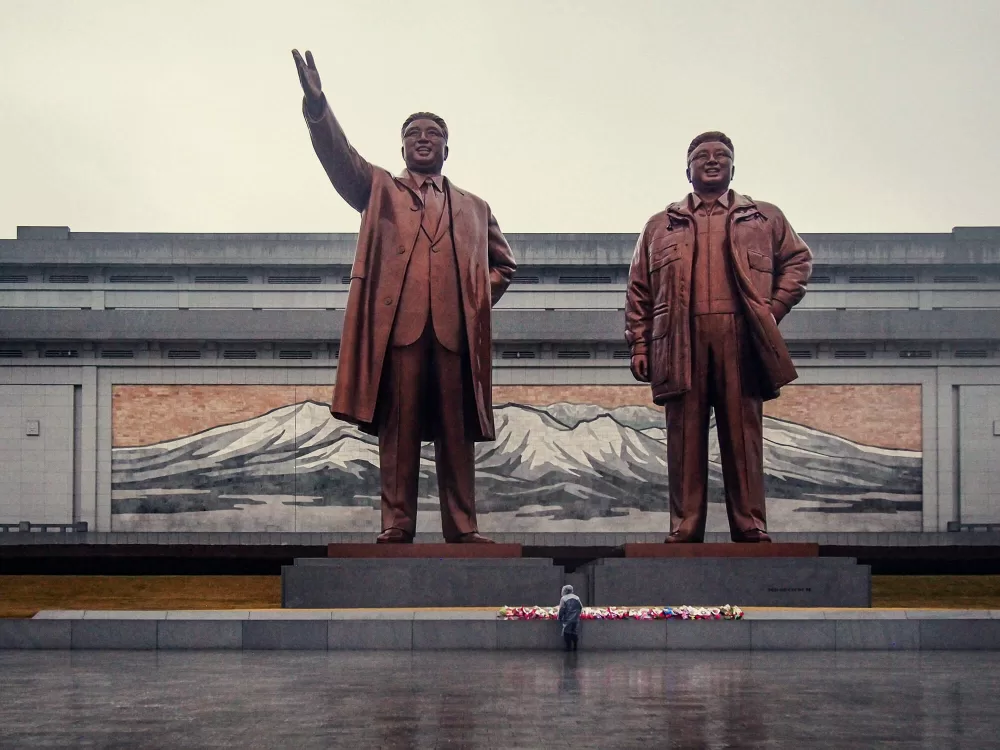 2016, Pjöngjang, Grossmonument Mansudae, Erinnerung an die Unabhängigkeitsbewegung unter Kim Il-sung (1912–1994) gegen die japanische Herrschaft über Korea.