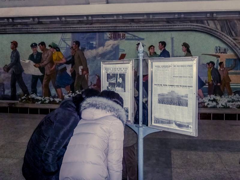 2016, Pjöngjang, in Nordkorea liest man Zeitungen  in der U-Bahn.