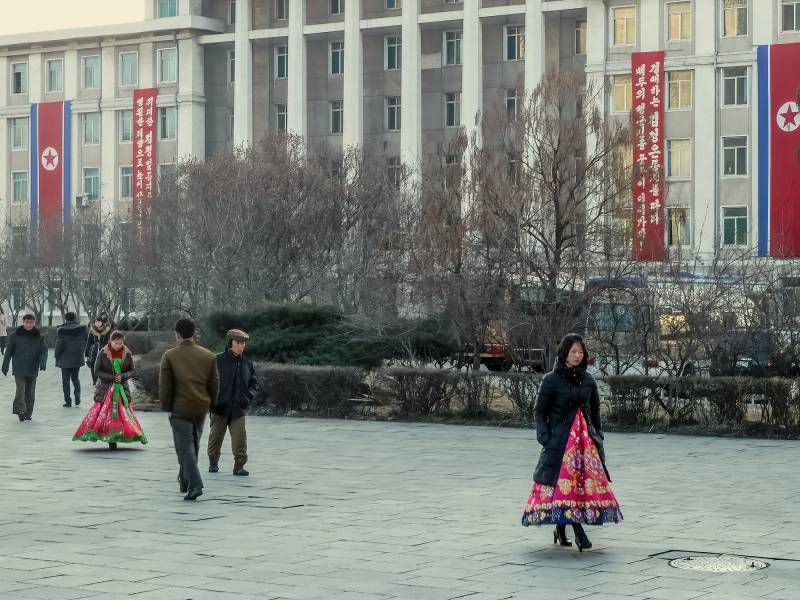 2016, Pjöngjang, Frauen tragen traditionelle koreanische Kleidung.