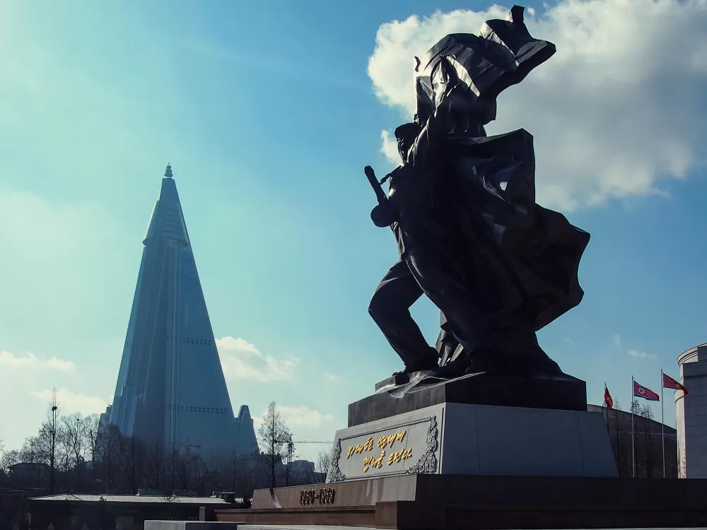 2016, Pjöngjang, das über 300 Meter hohe Ryugyong Hotel ist seit 1987 im Bau.