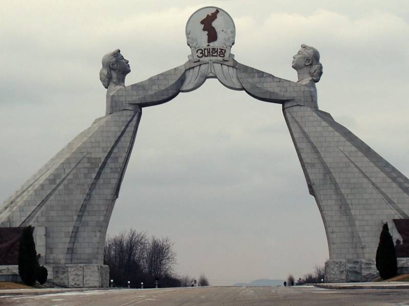 2016, Pjöngjang, Monument der Wiedervereinigung.