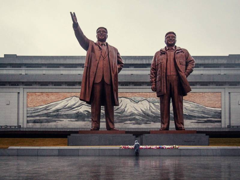 2016, Pjöngjang, Grossmonument Mansudae, Erinnerung an die Unabhängigkeitsbewegung unter Kim Il-sung (1912–1994) gegen die japanische Herrschaft über Korea.