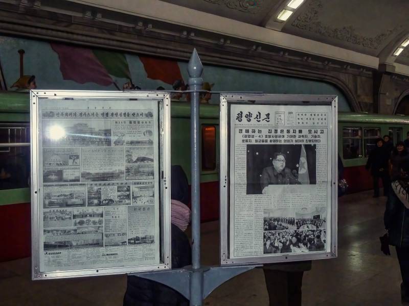 2016, Pjöngjang, zeitungslesende Fahrgäste in der U-Bahn.