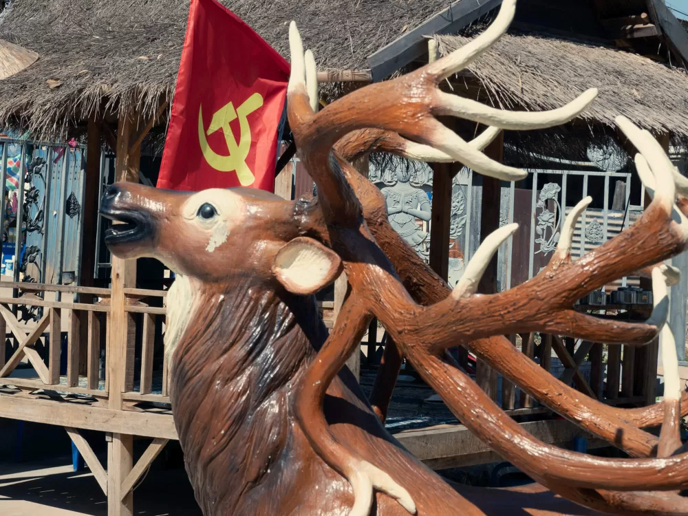 2019, Kuriosum: Hirsch vor der Flagge mit Hammer und Sichel.