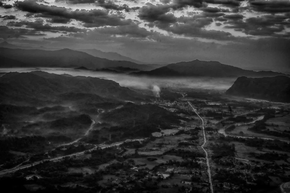 2019, Vang Vieng aus dem Heissluftballon gesehen, Kleinstadt der Provinz Vientiane.