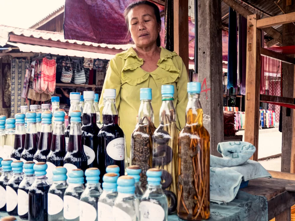 2019, Schnapsverkäuferin in Luna Prabang.
