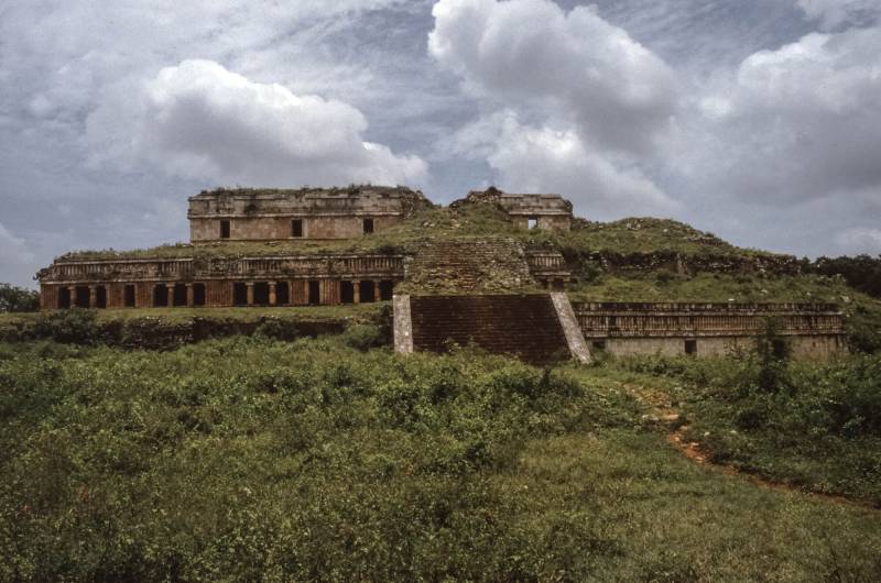1983, grosser Palast von Sayil, Maya-Ruinen-Stätte in Yucatán.