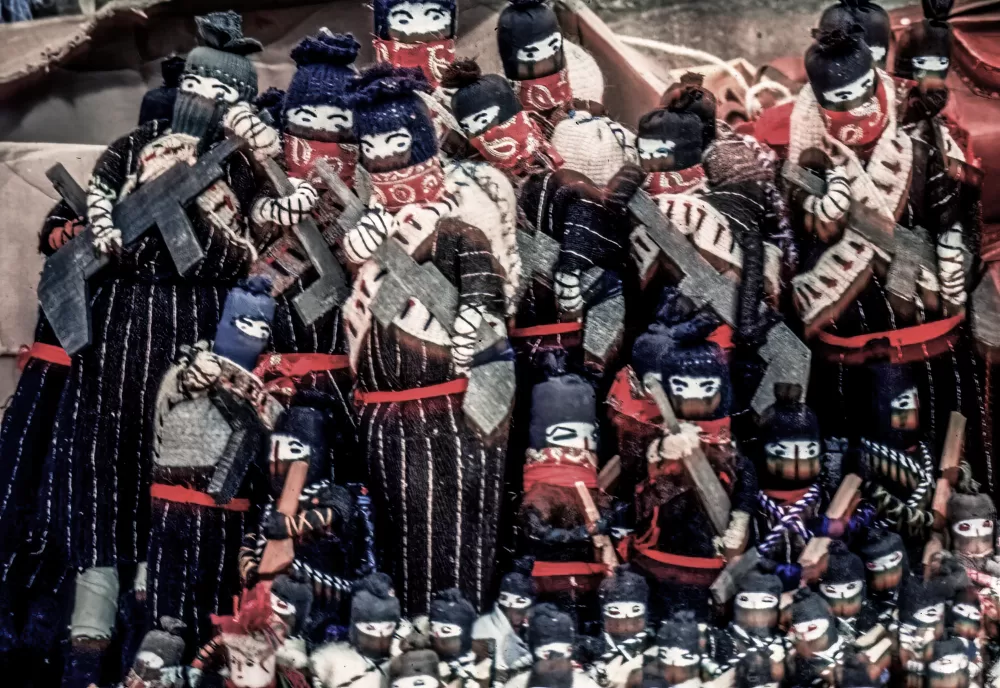 1996, Chiapas, Verkauf von Zapatisten-Puppen.
