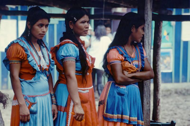 1996, Selva Lacandona, indigene Frauen in der typischen Kleidung.