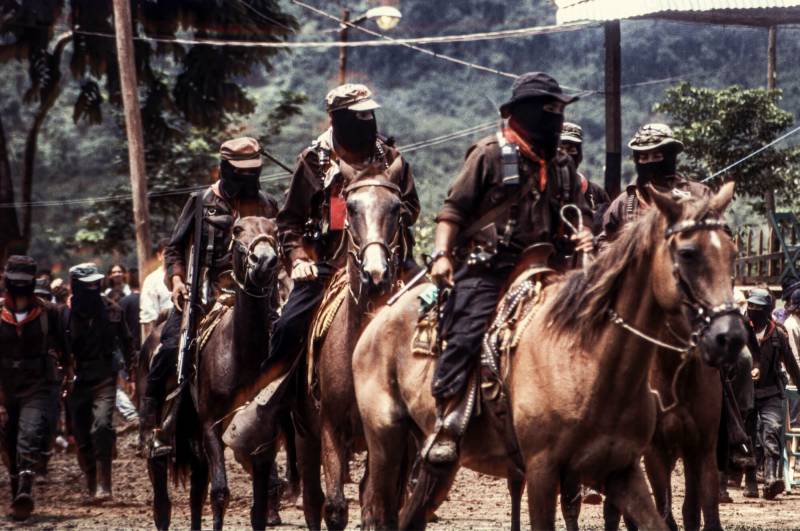 1996, Marcos auf dem Pferd mit Sturmhaube und Tabakpfeife.