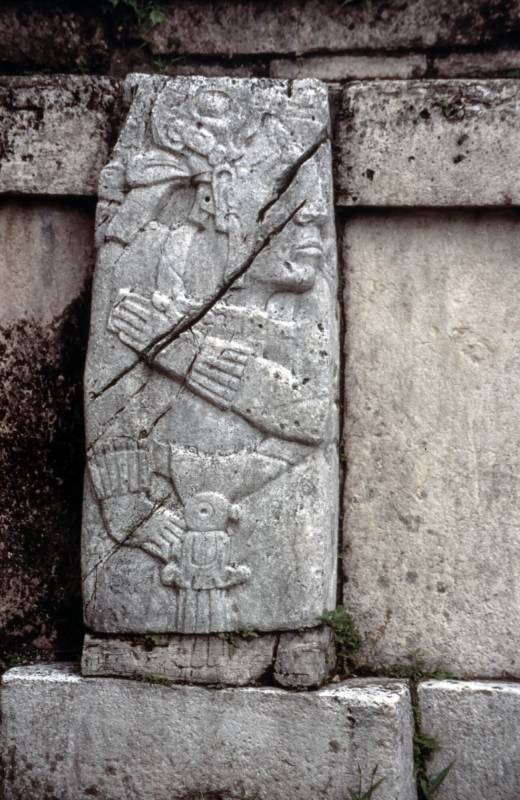 1983, Maya-Statue