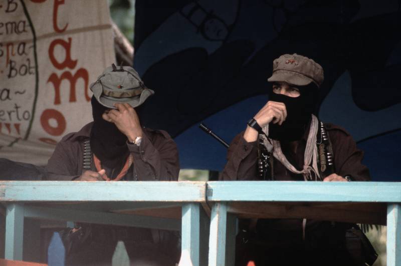 1996, Subcomandante Marcos (rechts) mit dem Comandanten Tacho.