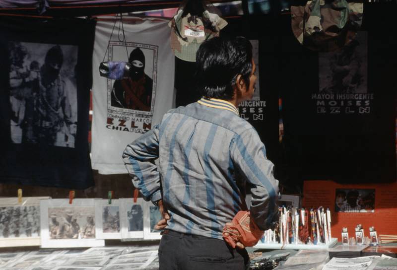 1996, Polit-Souvenirs werden in Chiapas angeboten.