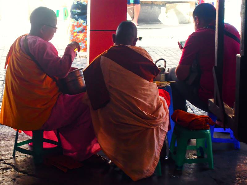 2016, Mönche in Mandalay.