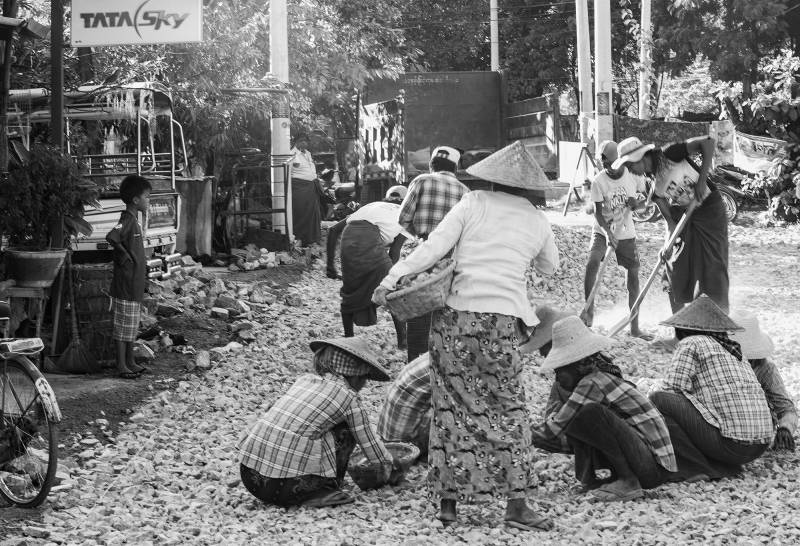 2016, Strassenarbeiterinnen in Mandalay.