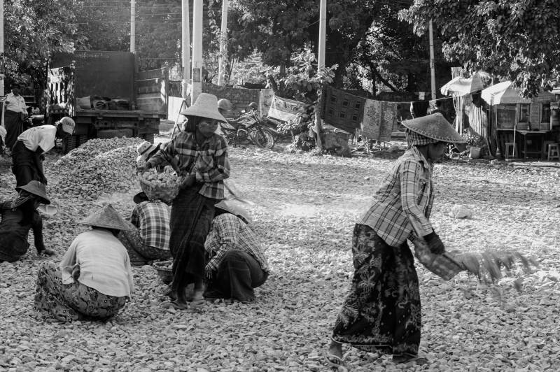 2016, Strassenarbeiterinnen in Mandalay.