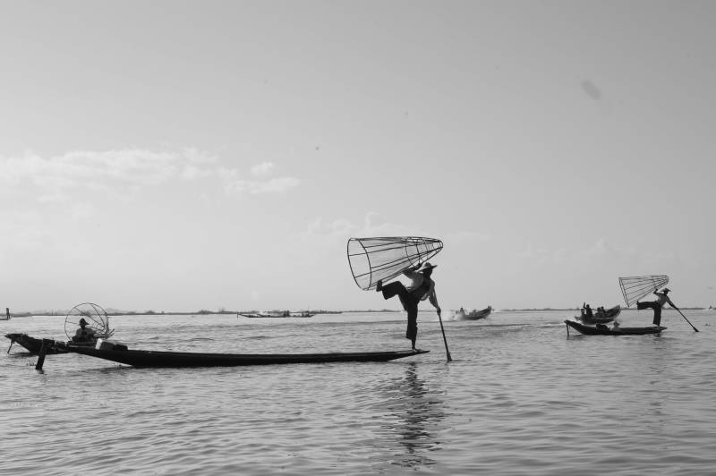 2016, Inle-See, das Fischer-Boot wird mit nur einem Bein gesteuert.