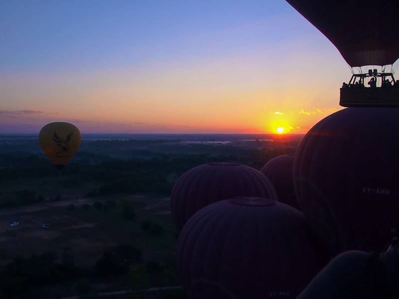 2016, Ballonfahrt über den Tempeln von Bagan.