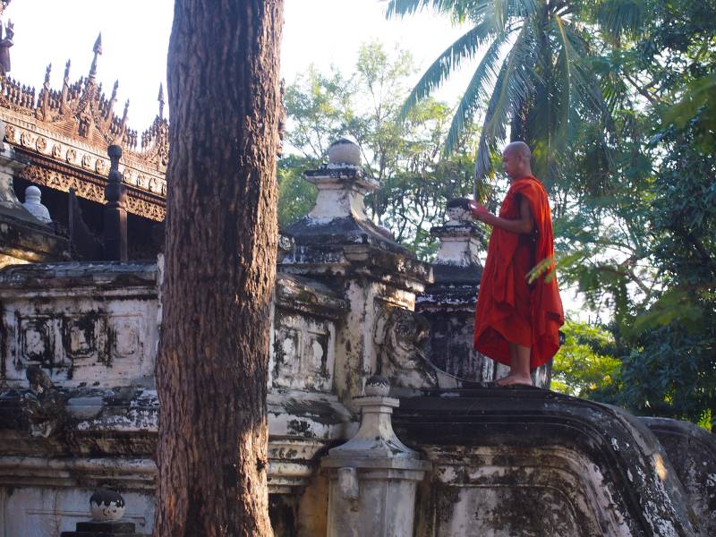 2016, Mandalay, Mönch bei seinem Morgengebet.
