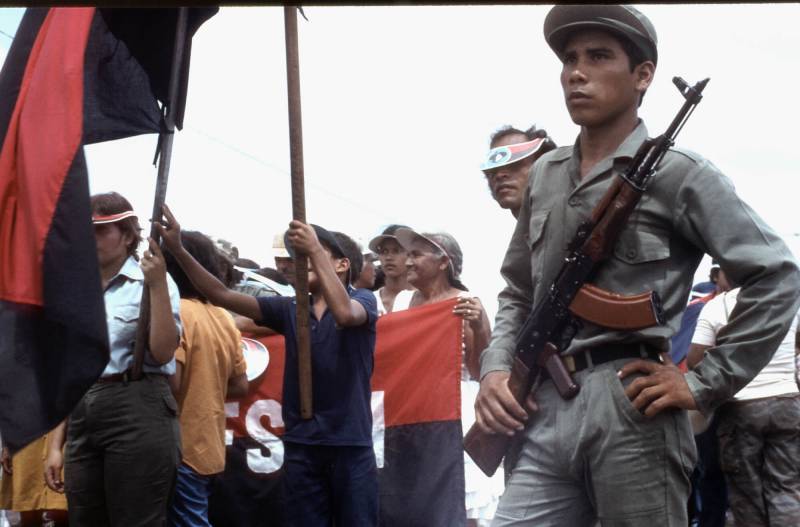 1983, Aufmarsch der Sandinistischen Nationalen Befreiungsfront.