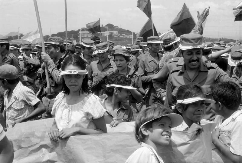 1983, Managua, Armee und Jugendliche gegen die US-Aggression.
