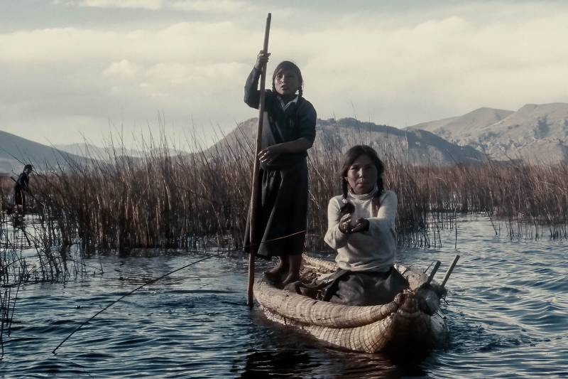 1984, die schwimmenden Inseln der Urus – Kinder gehen zur Schule.