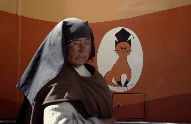 1985, Cusco, Nonne vor einem Logo einer Busfirma.