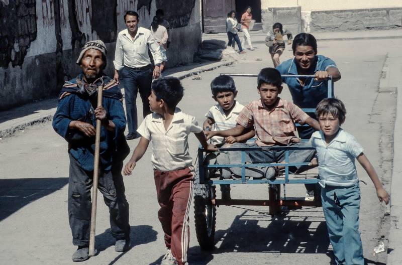 1987, Ayacucho, Blinder bettelt in den Strassen der Stadt.