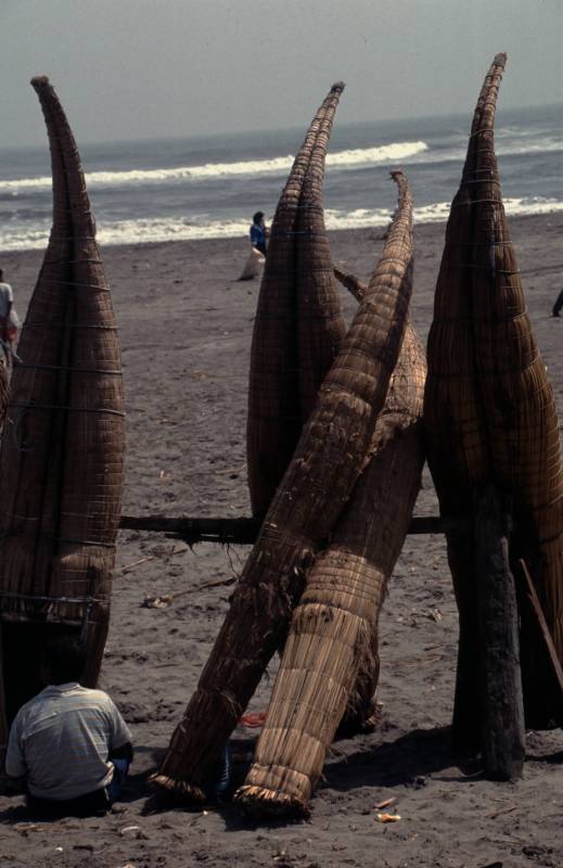 1987, peruanische Schilf-Fischerboote in Huanchaco/Trujillo.