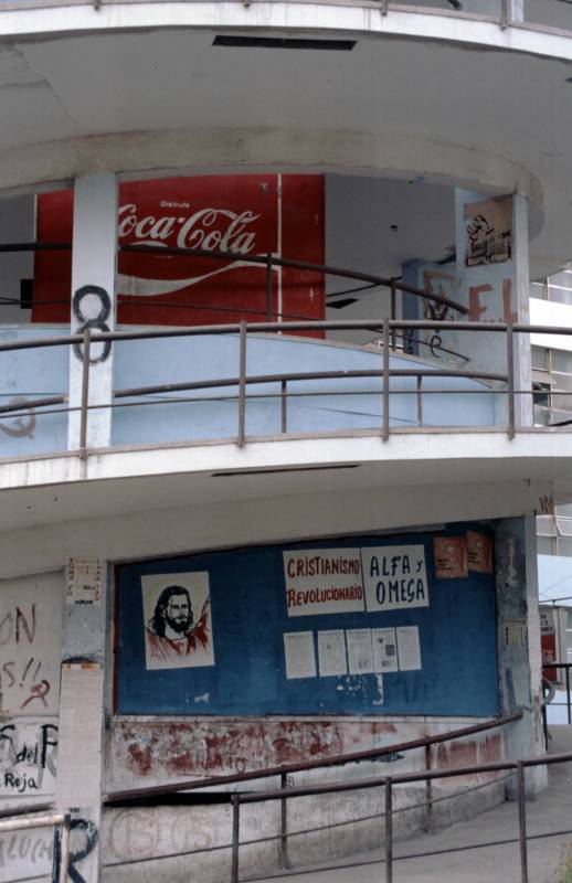 1990, Lima, Coca-Cola-Werbung und Propaganda der revolutionären Christen.