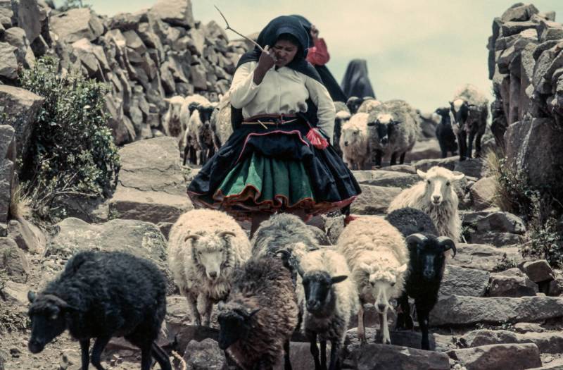 1985, indigene Frau auf Isla Taquile, Peru