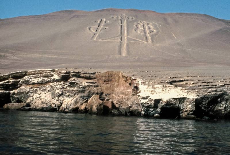 1985, der Kandelaber von Paracas ist eine Geoglyphe.