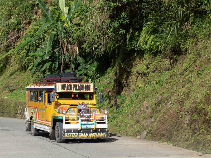 Jeepneys sind zu Kleinbussen mit bis zu 14 Sitzplätzen umgebaute Fahrzeuge.