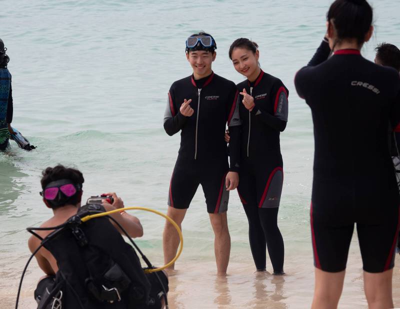 Boracay, die chinesischen Touristen zelebrieren ihr Tauchabenteuer.