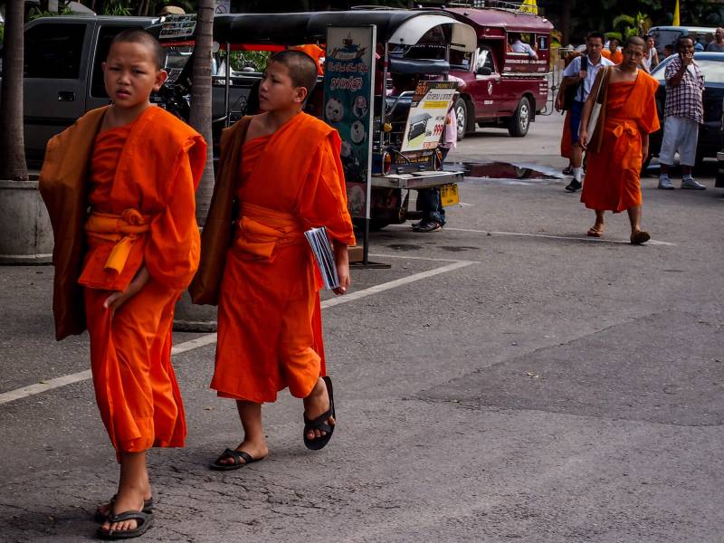 2012, Chiang Mai, Bettelmönche.