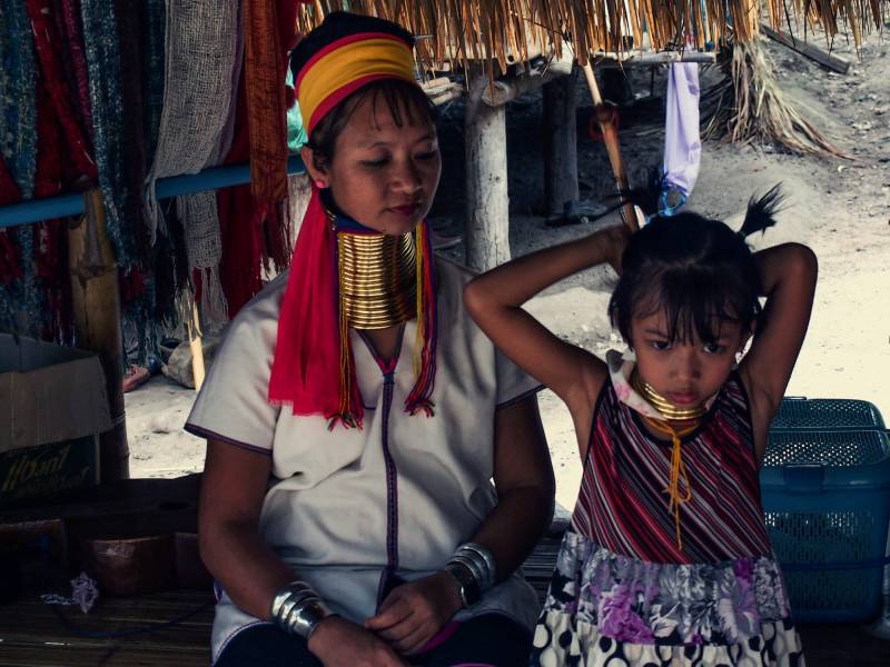 2012, Nordthailand, die Karen sind eine ethnische Gruppe, die mehrheitlich im Südosten Myanmars ansässig sind. Viele Padaung-Frauen pflegen eine ungewöhnliche Tradition: Sie tragen einen schweren Halsschmuck, der den Hals verlängert.