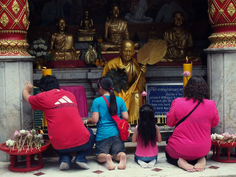 2012, Chiang Mai, Familiengebet in einem Tempel.
