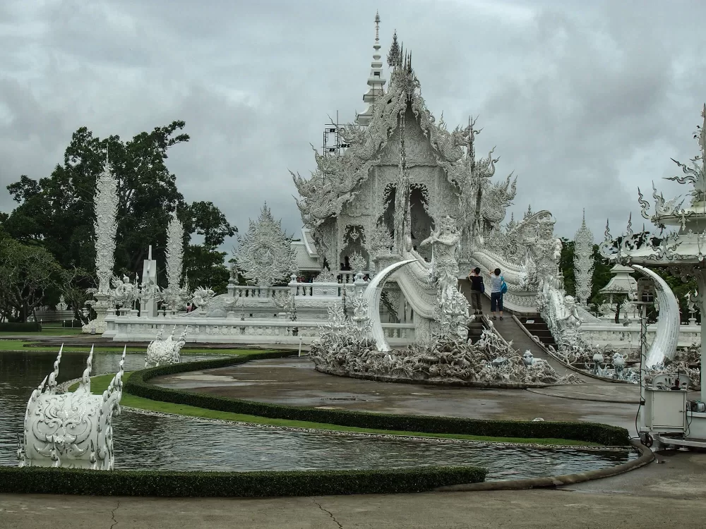 2012, Wat Rong Khun, privates Kunstwerk im Stile einer buddhistischen Tempelanlage in der Provinz Chiang Rai in Nord-Thailand.