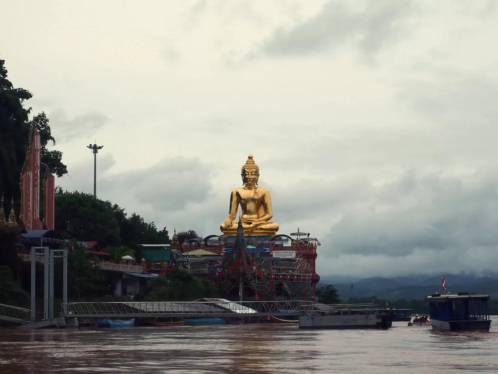 2012, Schatzschiff, auf dem Buddha sitzt, Goldenes Dreieck in der Provinz Chiang Rai, im äussersten Norden Thailands.