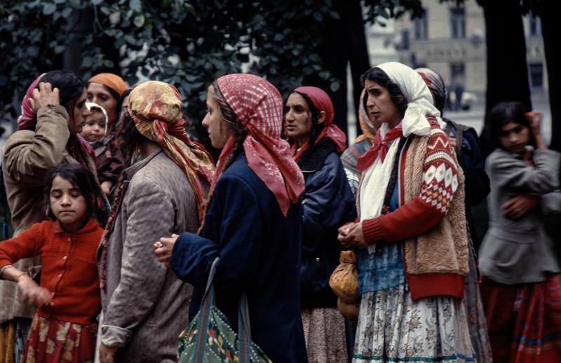 Sinti und Roma mit ihrer typischen Bekleidung in der Sowjetunion.