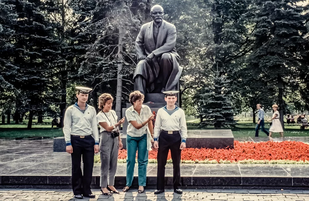 1986, Sowjetunion, Matrosen mit ihren Lebenspartnerinnen positioniert vor Leninstatue.